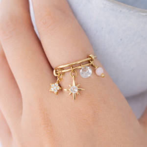 Bague ajustable opale rose et étoiles Ava portée à la main avec oxyde de zirconium