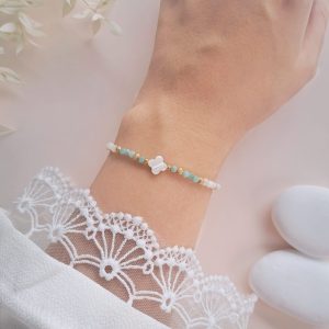 Bracelet amazonite nacre doré Zoé porté au poignet avec motif central en nacre