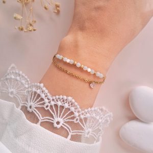 Bracelet amazonite et zircon Hélène porté au poignet avec nacre et chaîne dorée