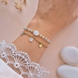 Bracelet double rang amazonite Anaé porté au poignet avec nacre et breloque dorée