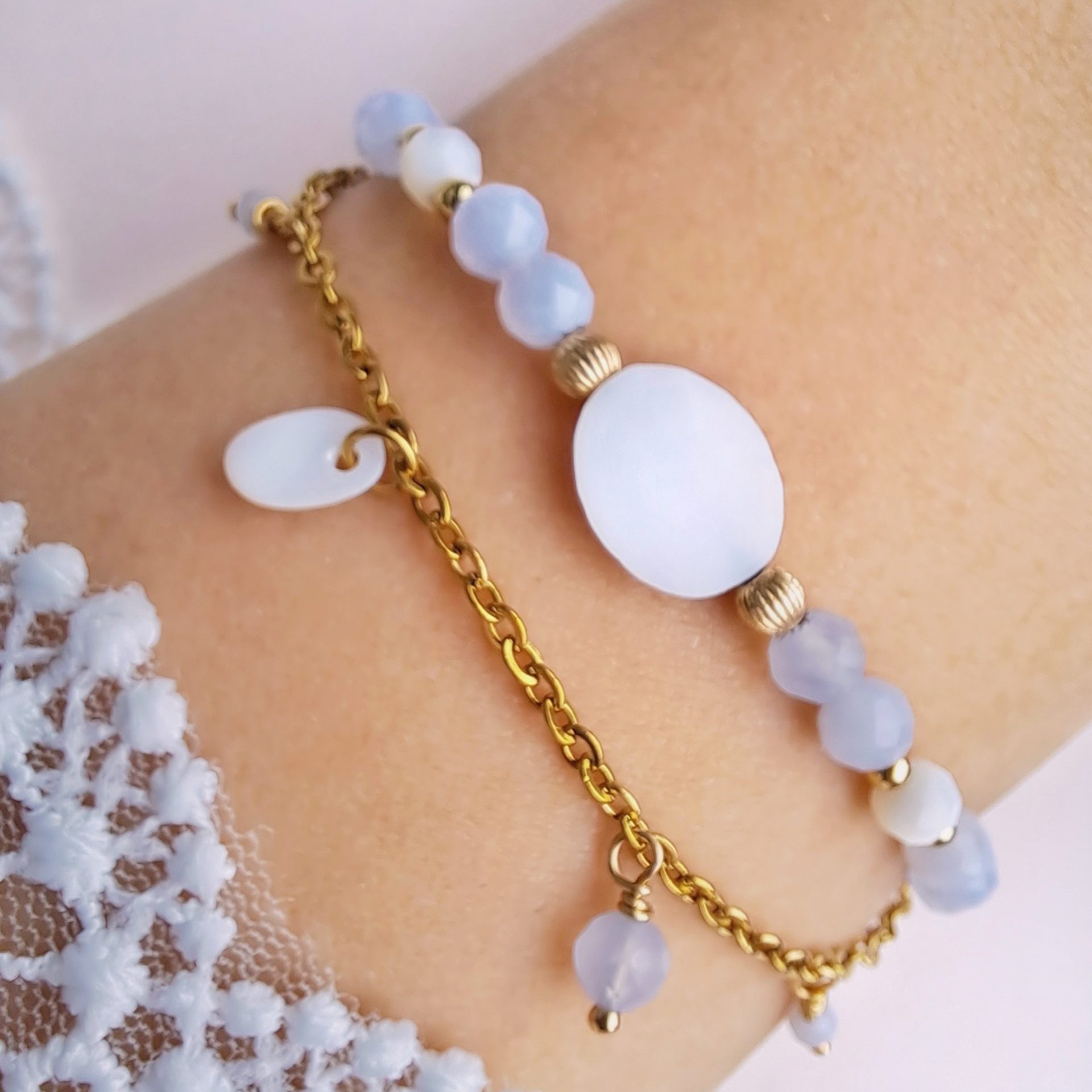 Bracelet double rang calcédoine Nola en gros plan avec nacre et chaîne dorée