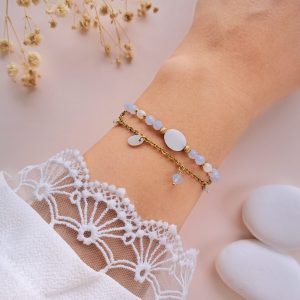 Bracelet double rang calcédoine Nola porté au poignet avec nacre et détails dorés