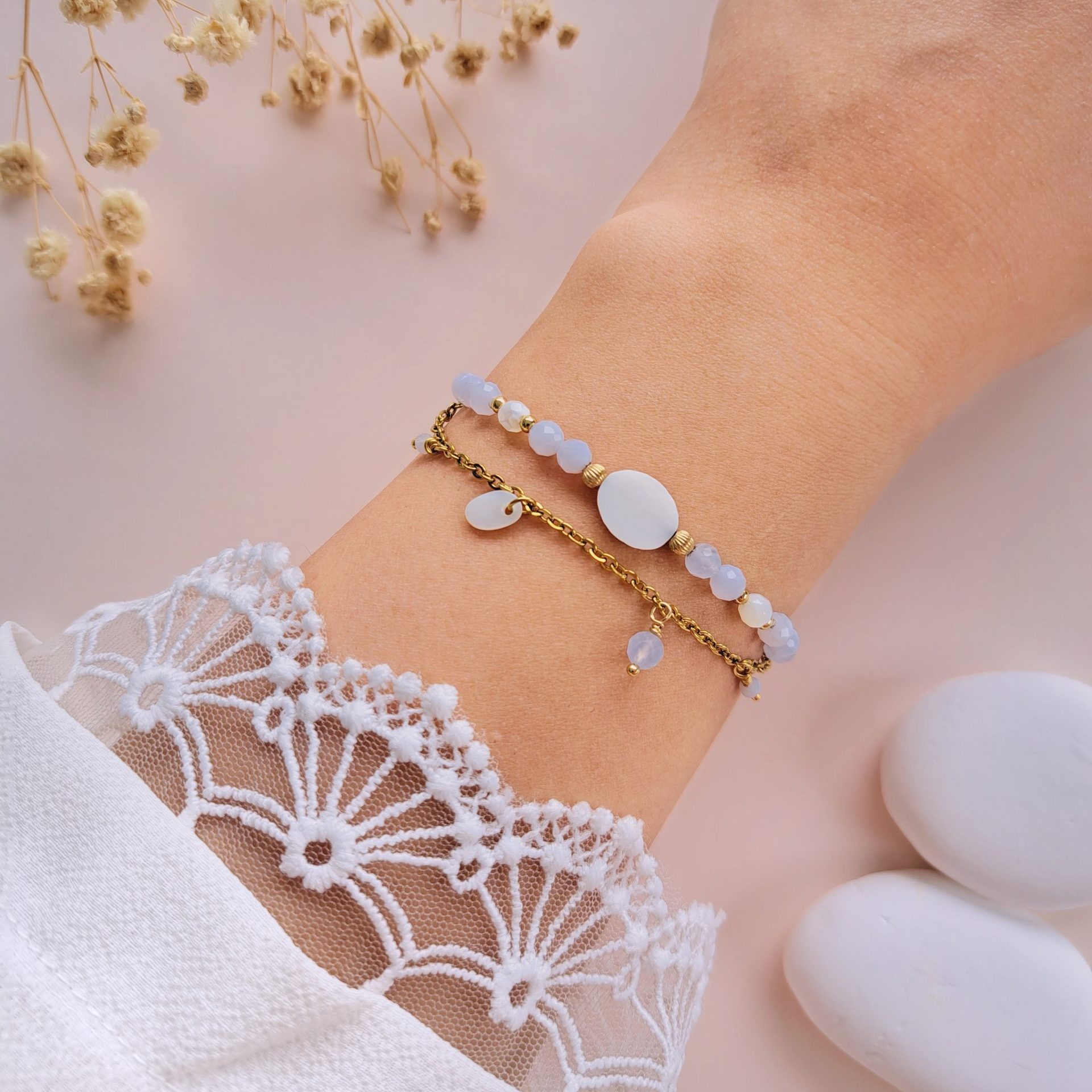 Bracelet double rang calcédoine Nola porté au poignet avec nacre et détails dorés