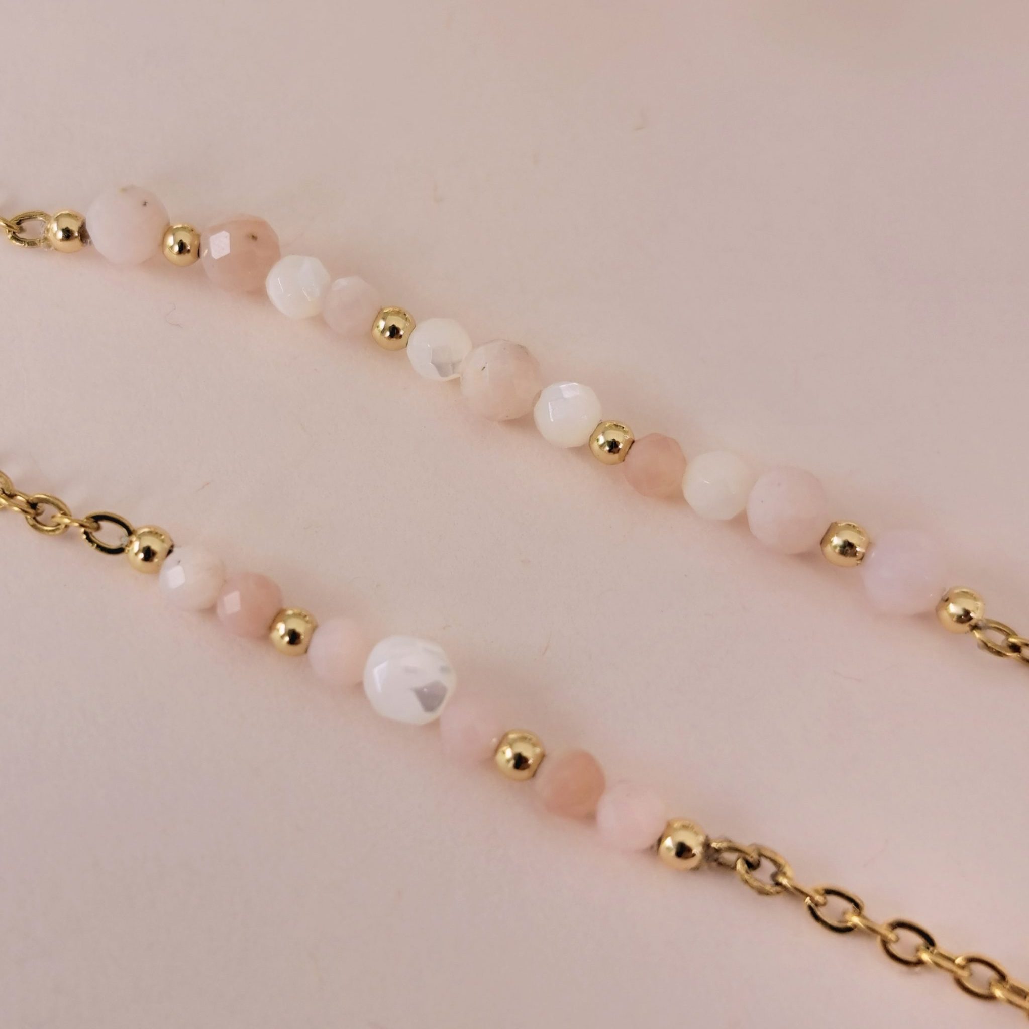 Bracelets mère fille opale rose Rosalie en détail avec perles de nacre et finitions dorées