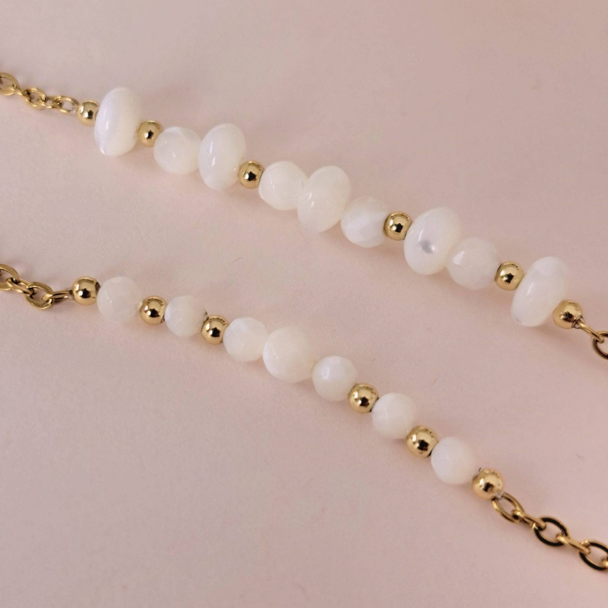 Bracelets mère fille nacre Adèle en détail avec perles de nacre blanches et finitions dorées