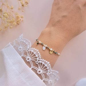 Bracelet Morgane en agate mousse et nacre porté au poignet avec breloques rondes dorées