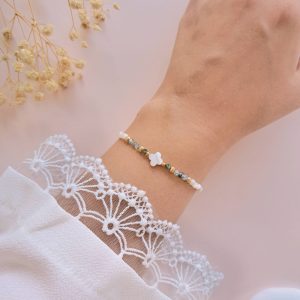 Bracelet Olivia en agate mousse et nacre porté au poignet avec motif central nacré