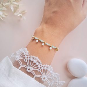 Bracelet amazonite à breloques Théa porté au poignet avec perles pendantes en nacre et détails dorés