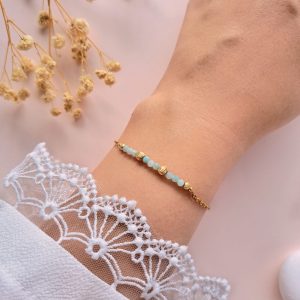 Bracelet amazonite perles dorées Cassandre n°2 porté au poignet avec perles dorées texturées