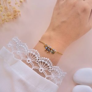 Bracelet à breloques en jaspe bleu Alice n°3 porté au poignet avec détails dorés