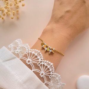 Bracelet calcédoine à breloques Valentine n°3 porté au poignet avec breloques rondes dorées