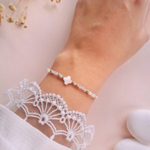 Bracelet calcédoine et nacre Suzanne porté au poignet avec motif central en nacre
