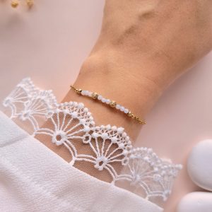 Bracelet calcédoine perles dorées Valentine n°2 porté au poignet avec détails dorés texturés