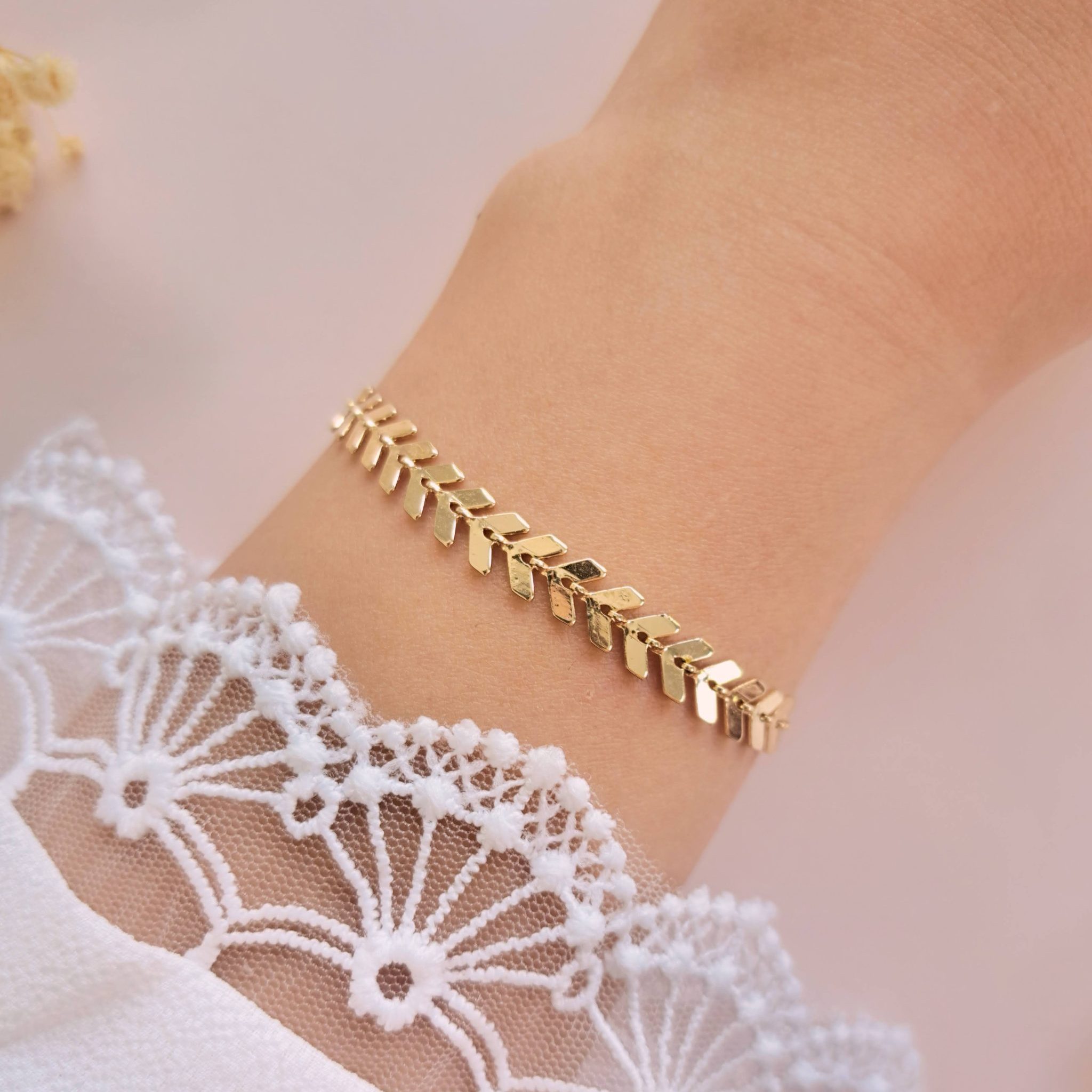 Bracelet chevron doré Marva en détail au poignet avec motif chevron en laiton doré