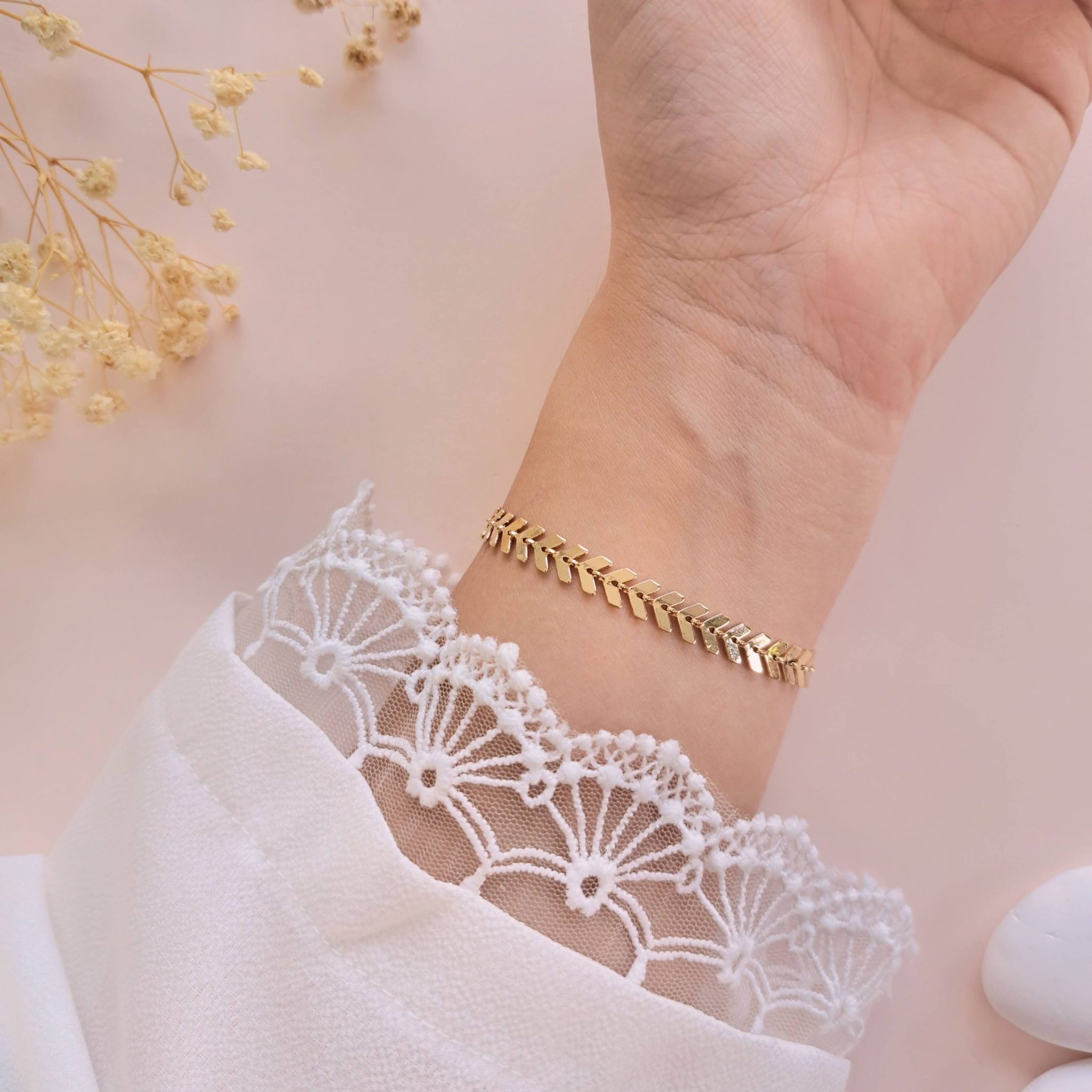 Bracelet chevron doré Marva porté sur l’intérieur du poignet en laiton doré