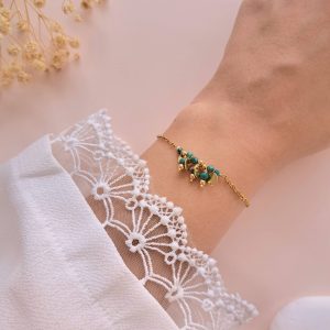 Bracelet en chrysocolle Victoria n°3 porté au poignet avec breloques rondes dorées