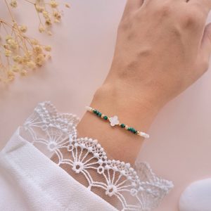 Bracelet chrysocolle et nacre Julia porté au poignet avec motif central en nacre