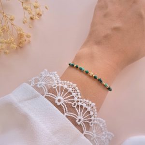 Bracelet chrysocolle femme Victoria n°1 porté au poignet avec détails dorés