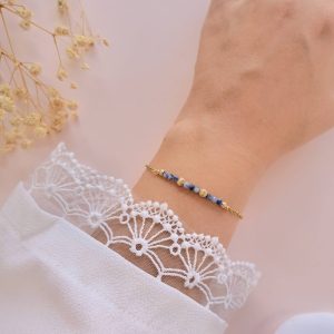 Bracelet doré en jaspe bleu Alice n°2 porté au poignet avec perles dorées texturées