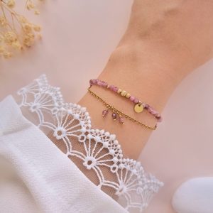 Bracelet double rang tourmaline rose Arya porté au poignet avec breloque dorée