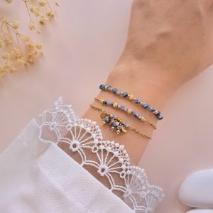 Bracelet en jaspe bleu Trio Alice porté au poignet avec trois bracelets fins dorés