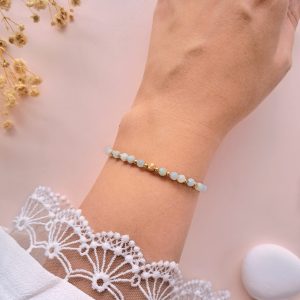 Bracelet fin amazonite Cassandre n°1 porté au poignet avec perle centrale dorée
