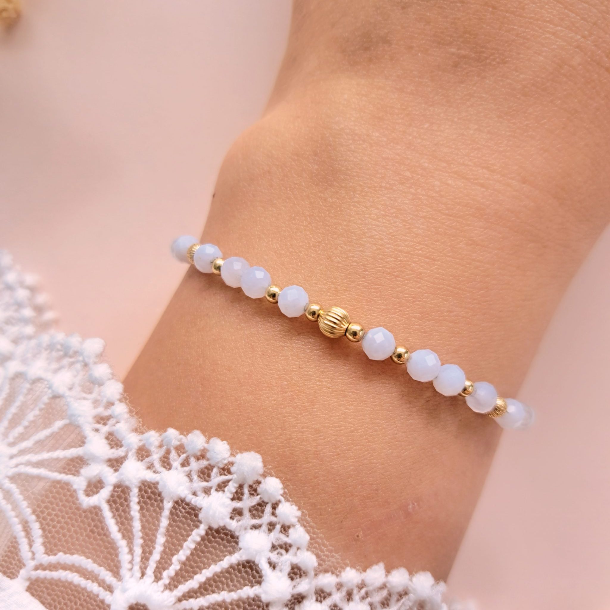 Bracelet fin calcédoine Valentine n°1 en gros plan avec perle centrale dorée texturée