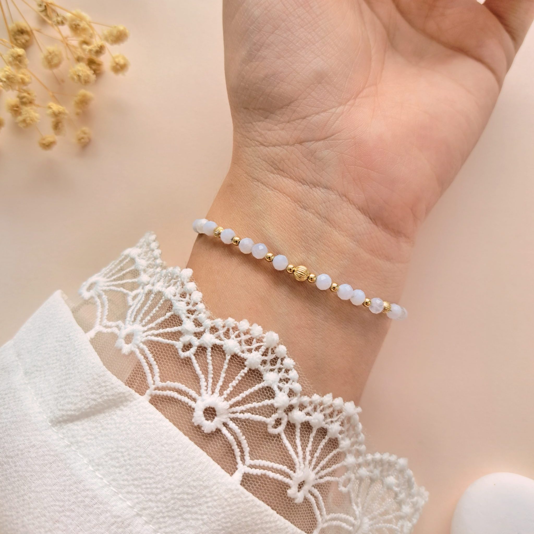 Bracelet fin calcédoine Valentine n°1 porté sur l’intérieur du poignet avec détails dorés