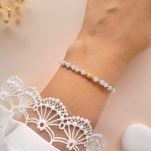 Bracelet fin calcédoine Valentine n°1 porté au poignet avec détails dorés