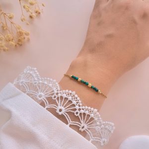Bracelet fin chrysocolle doré Victoria n°2 porté au poignet avec perles dorées texturées
