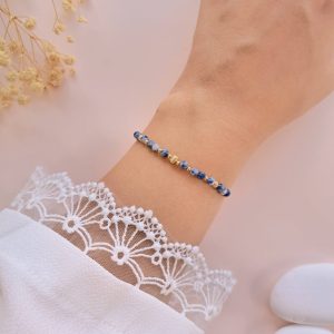Bracelet fin en jaspe bleu Alice n°1 porté au poignet avec détails dorés