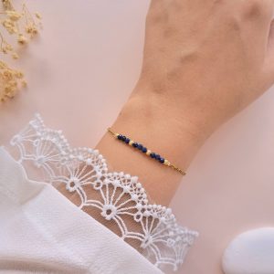 Bracelet fin lapis lazuli doré Elisa n°2 porté au poignet avec perles dorées texturées