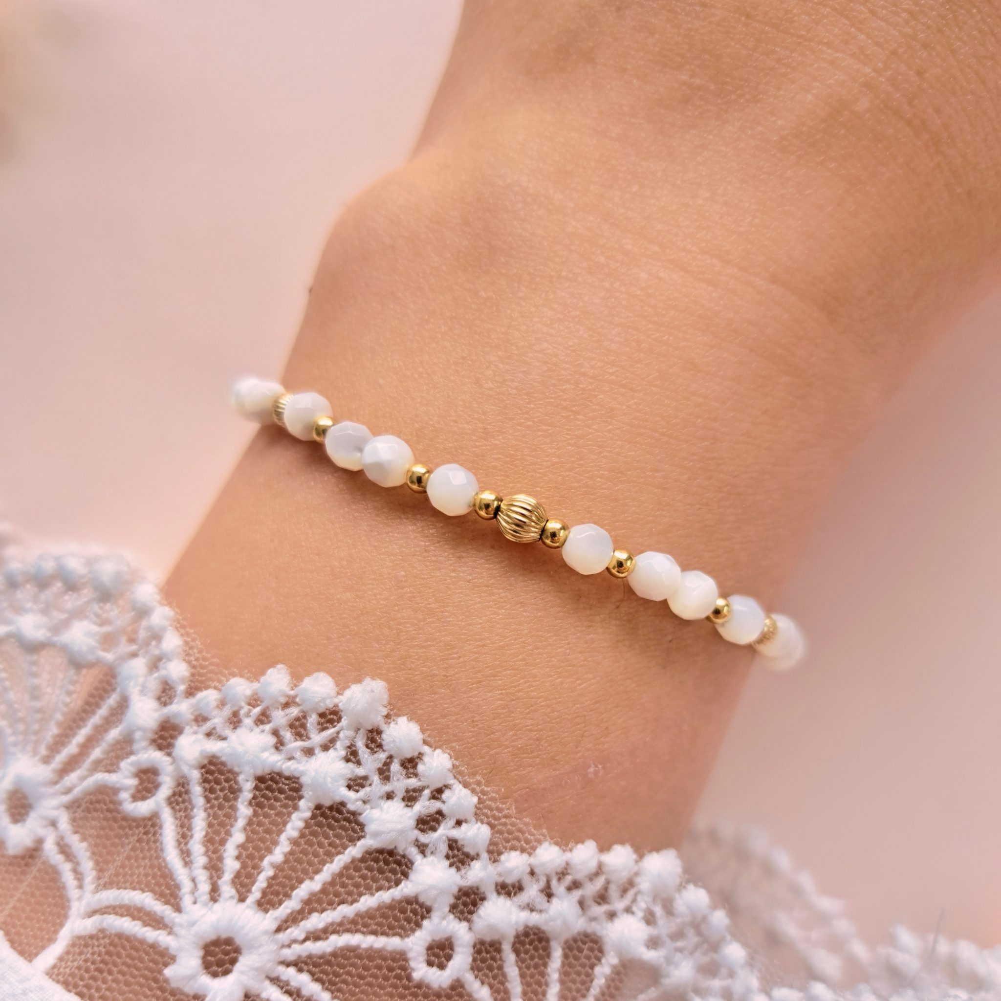 Bracelet fin nacre Gabrielle n°1 en gros plan avec perle centrale dorée texturée