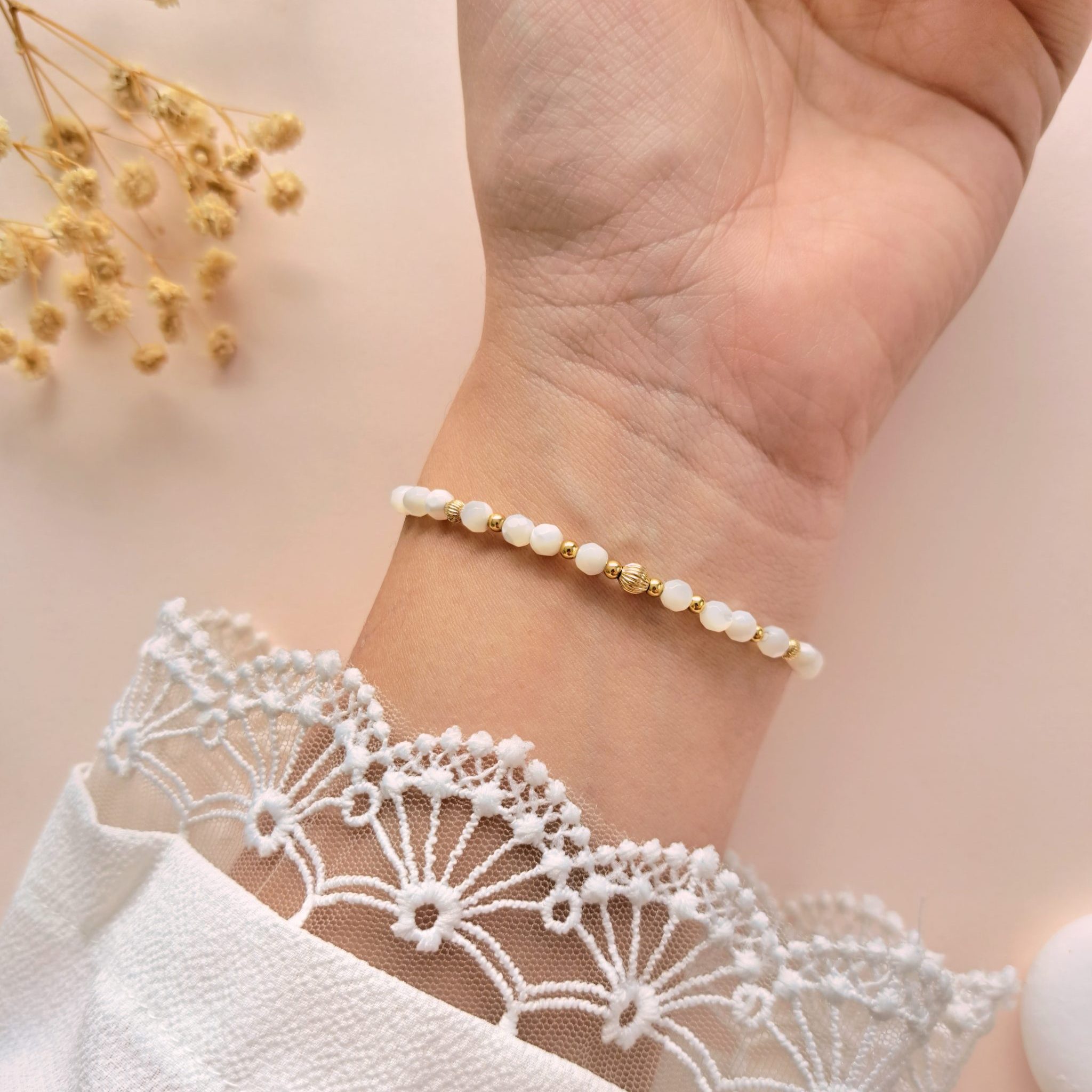 Bracelet fin nacre Gabrielle n°1 porté sur l’intérieur du poignet avec détails dorés