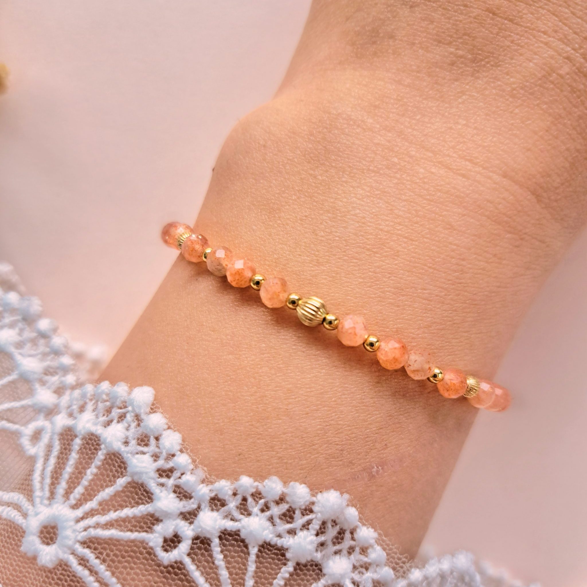 Bracelet fin pierre de soleil Eva n°1 en gros plan avec perle centrale dorée