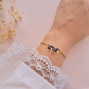 Bracelet lapis lazuli breloques dorées Elisa n°3 porté au poignet avec pampilles dorées