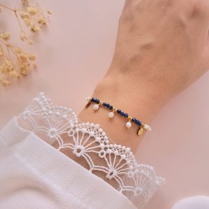 Bracelet lapis lazuli et nacre Marina porté au poignet avec détails dorés