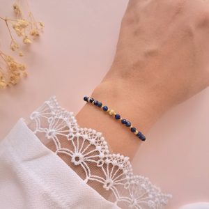 Bracelet lapis lazuli femme Elisa n°1 porté au poignet avec détails dorés