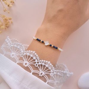 Bracelet lapis lazuli nacre doré Charlie porté au poignet avec motif central en nacre