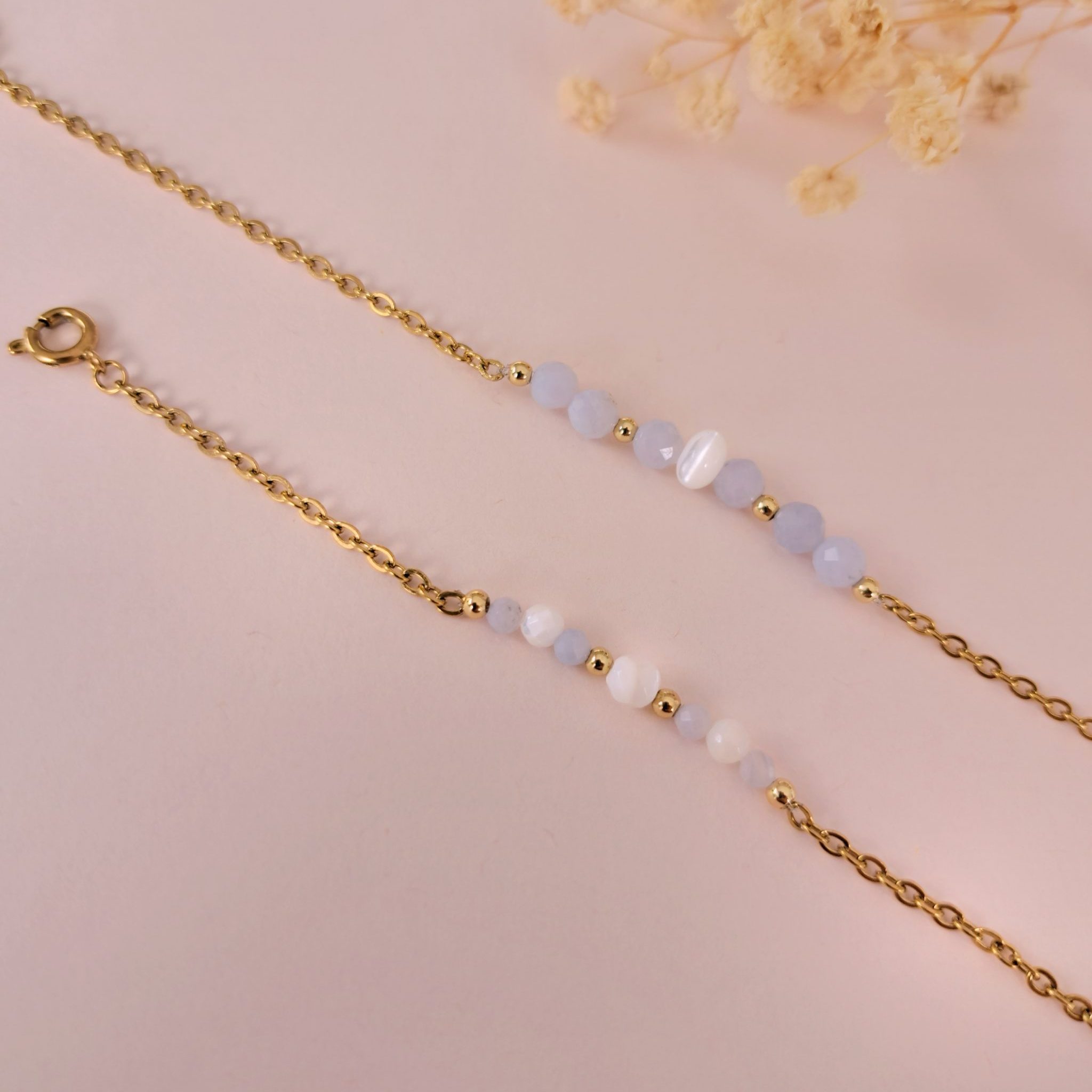 Bracelets mère fille calcédoine Elia en gros plan avec nacre et chaîne dorée