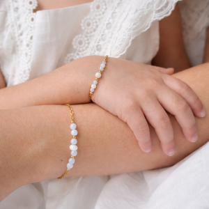 Bracelet mère fille calcédoine Elia porté au poignet avec nacre et détails dorés