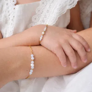 Bracelet mère fille calcédoine Elia porté au poignet avec nacre et détails dorés