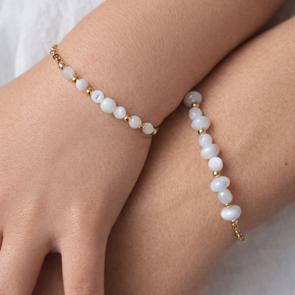 Bracelet mère fille nacre Adèle porté au poignet avec perles de nacre et finitions dorées