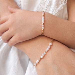 Bracelet mère fille opale rose Rosalie porté au poignet avec nacre et finitions dorées