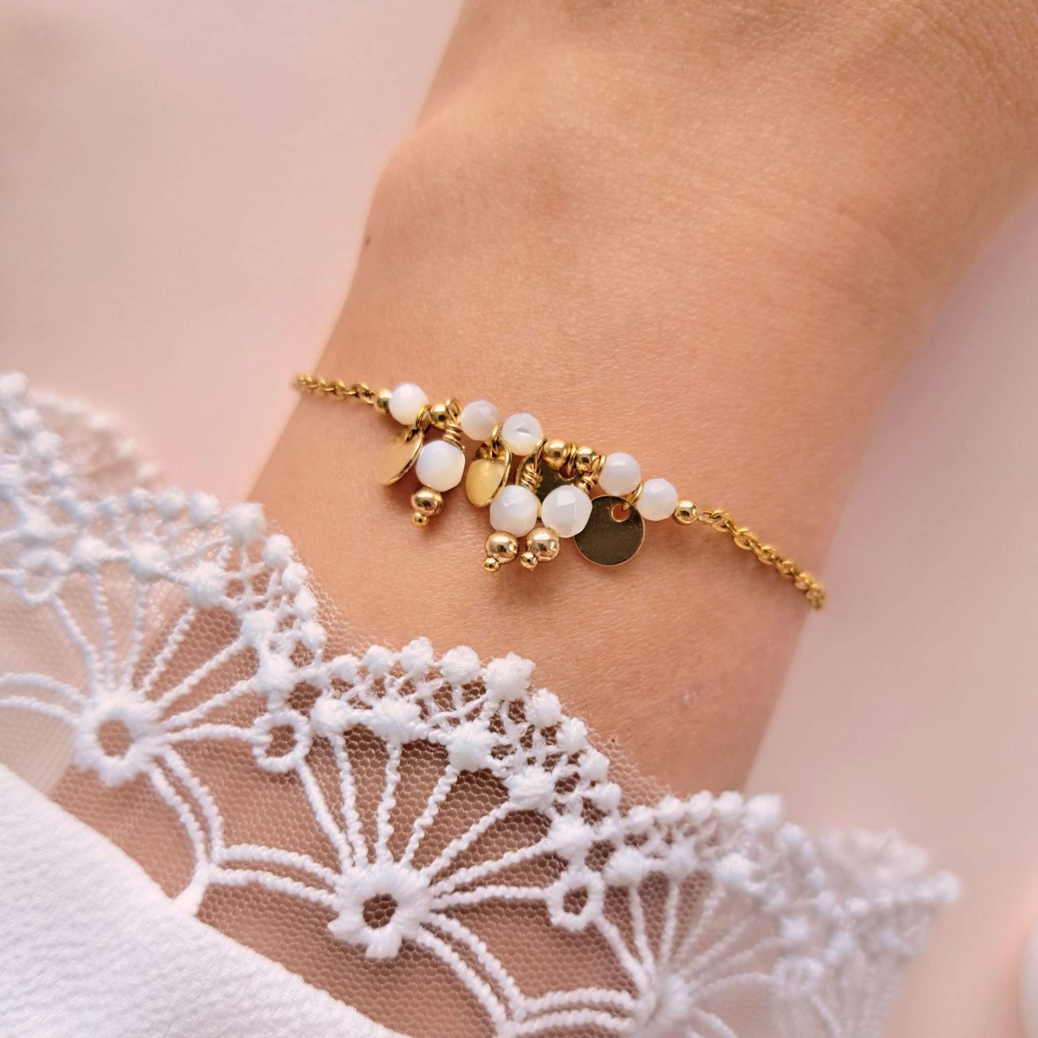 Bracelet nacre à breloques Gabrielle n°3 en gros plan avec breloques rondes en cuivre doré