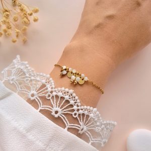 Bracelet nacre à breloques Gabrielle n°3 porté au poignet avec breloques rondes en cuivre doré