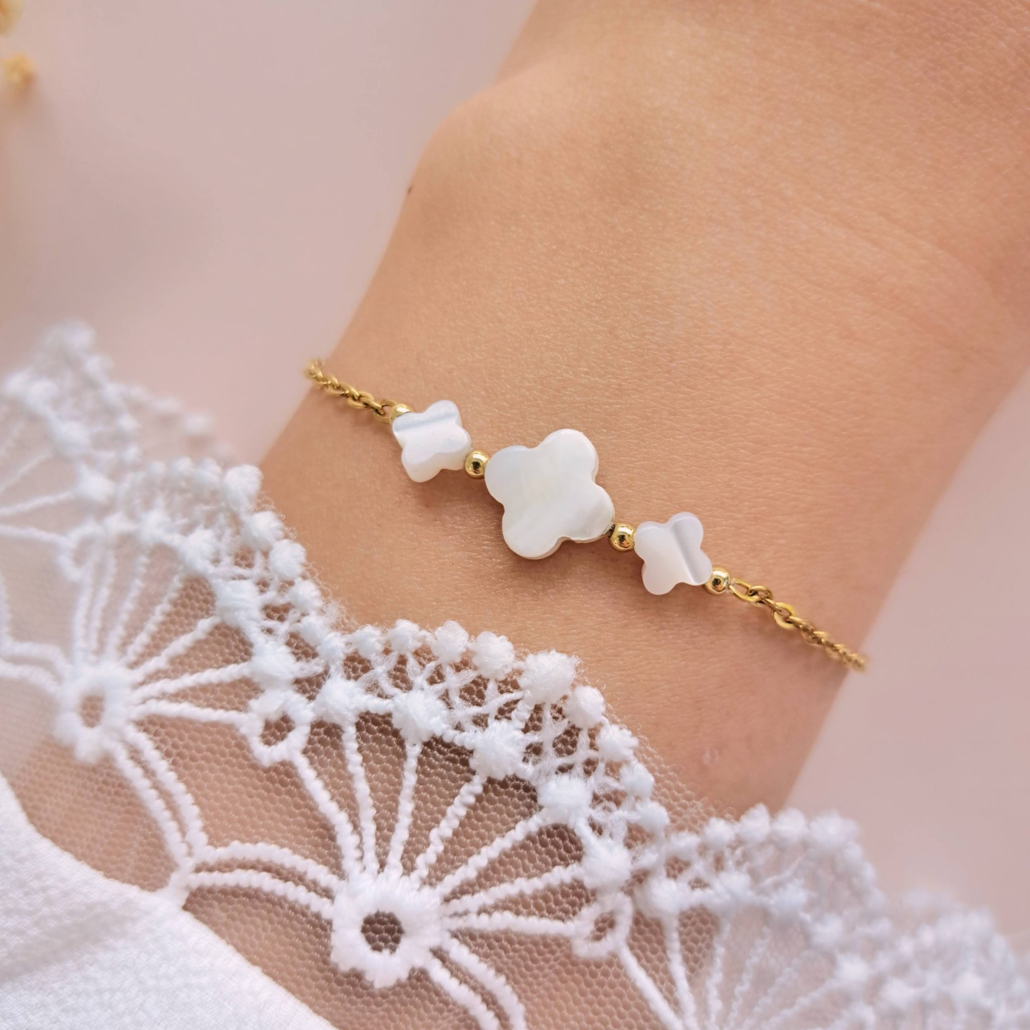 Bracelet nacre femme Laurence en gros plan avec trois trèfles en nacre