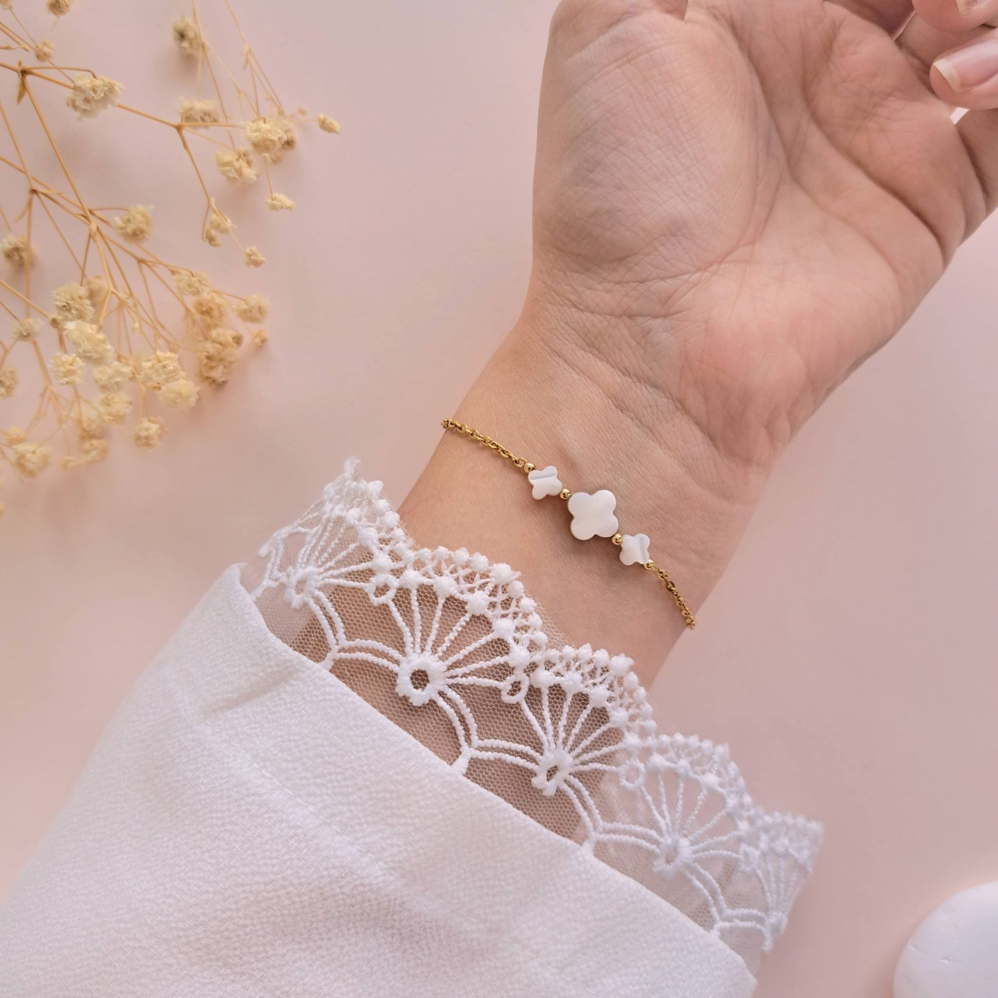 Bracelet nacre femme Laurence porté sur l’intérieur du poignet avec trois trèfles en nacre