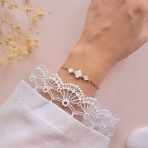 Bracelet nacre femme Laurence porté au poignet avec trois trèfles en nacre