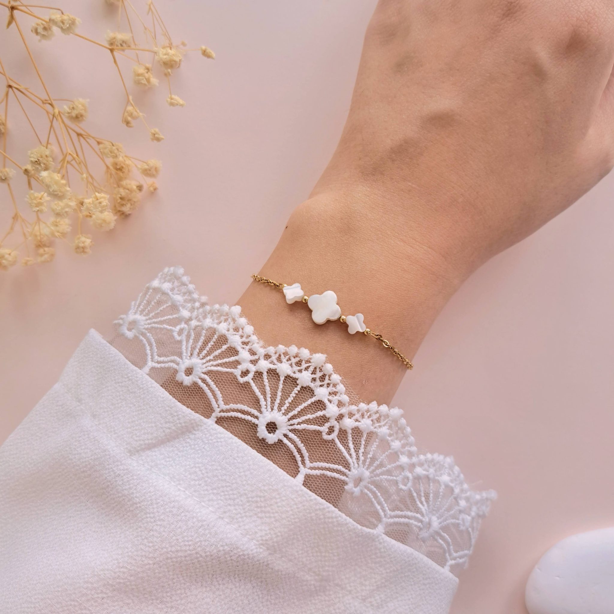 Bracelet nacre femme Laurence porté au poignet avec trois trèfles en nacre
